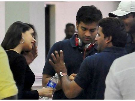 അമ്മ താരങ്ങള്‍ ഇന്റിഗോ ക്യാപ്റ്റനെ വെല്ലുവിളിച്ചു