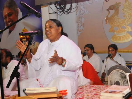 അമ്മ ഒളിക്യാമറയില്‍; പരാതിക്കാരനെ സ്വാധീനിക്കുന്നു