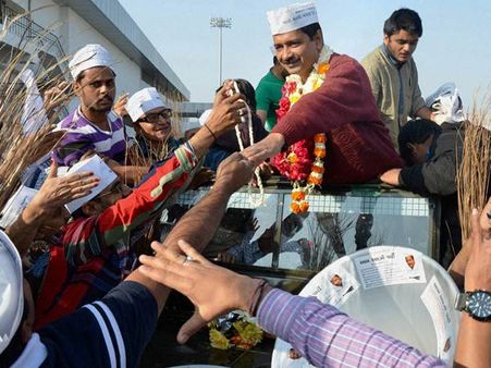 ഗുജറാത്തില്‍ കെജ്രിവാളിനെ പോലിസ് പിടിച്ചു