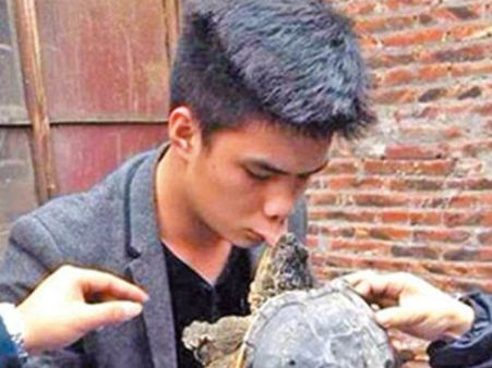 'ലിപ് ലോക്ക്' ചുംബനം യുവാവ് ആശുപത്രിയില്‍