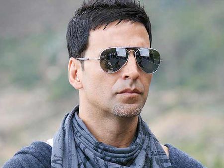 അക്ഷയ് കുമാറിന്റെ ഗണ്‍മാന്‍ ആരാധകനെ തല്ലി