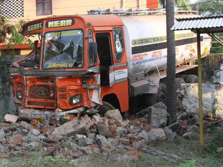 വിമാനഇന്ധന ടാങ്കര്‍ അപകടം; ദുരന്തം ഒഴിവായി