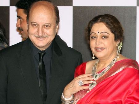 അനുപം ഖേറിനും ഭാര്യയ്ക്കും എതിരെ ചീമുട്ടയേറ്