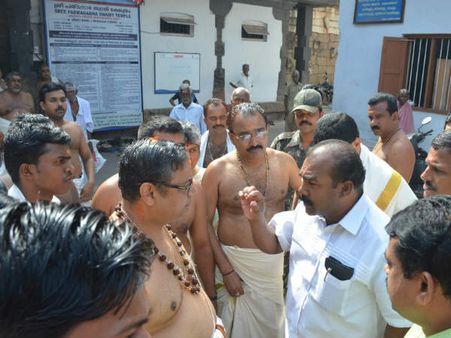 പൂജാരിയെ തടഞ്ഞ സംഭവം, പഴി അമിക്കസ് ക്യൂറിയ്ക്ക്?