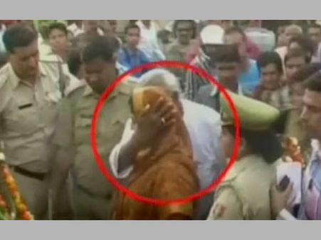 പ്രചാരണത്തിനിടെ നഗ്മക്ക് ചുംബനം, വീഡിയോ പുറത്ത്