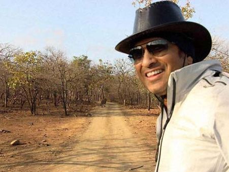 ഗിര്‍ വനത്തില്‍ സിംഹത്തോടൊപ്പം സച്ചിന്‍