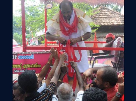 വോട്ടര്‍മാര്‍ക്കിടയില്‍ ഡോ ബെന്നറ്റ് എബ്രഹാം