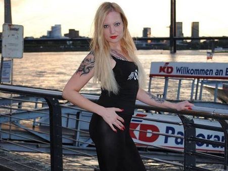 നീലച്ചിത്ര നടിയെ പാര്‍ട്ടി പുറത്താക്കി