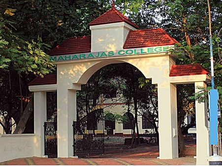 മാഫിയ ഭരണം കോളജിലും, കൈവിരല്‍ വെട്ടിമാറ്റി