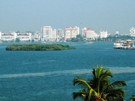 കൊച്ചി, ഓടയില്‍ രണ്ടു പേര്‍ ശ്വാസംമുട്ടിമരിച്ചു