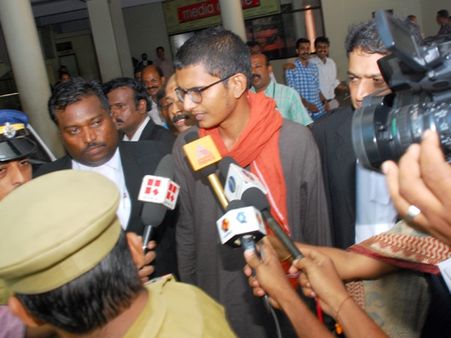 ടോട്ടല്‍ ഫോര്‍യു തട്ടിപ്പ്; ശബരിനാഥ് കീഴടങ്ങി