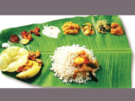 സദ്യയ്ക്കിടെ അച്ചാര്‍ വീണു,കോണ്‍ഗ്രസുകാരെ തല്ലി