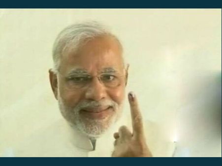 അദ്വാനിക്ക് വോട്ടുമായി മോദി; സെല്‍ഫി ട്വിറ്ററില്‍