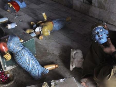 പാകിസ്താനില്‍ ഹിന്ദു ക്ഷേത്രം തകര്‍ത്തു