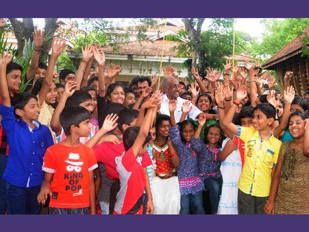 കുട്ടിപ്പട്ടാളത്തിന് മുന്നിലെത്തിയ മന്ത്രിയെ കാണൂ