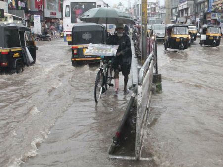 കനത്ത മഴ തുടരുന്നു, കോഴിക്കോട് ചുഴലിക്കാറ്റ്
