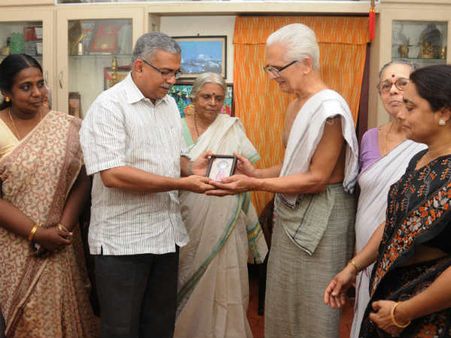 ശിഷ്യന്‍ ഗുരുവിന് പുരസ്കാരം നല്‍കിയപ്പോള്‍