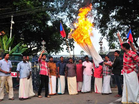 ബസ് ചാര്‍ജ്ജ്;മുഖ്യന്‍റെ കോലം കത്തിച്ചു