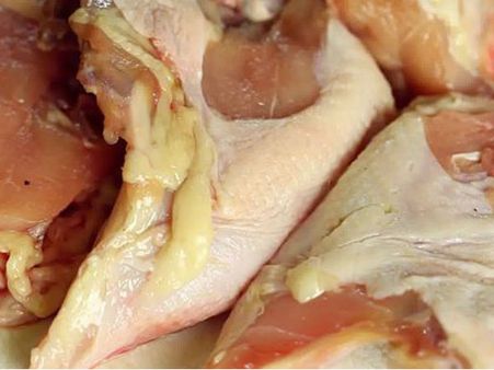 കൊച്ചി:300 കിലോ പഴകിയ കോഴിയിറച്ചി പിടികൂടി