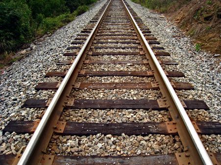 മദ്യപിച്ച ടിടിഇ യാത്രക്കാരിയെ തള്ളിയിട്ട് കൊന്നു