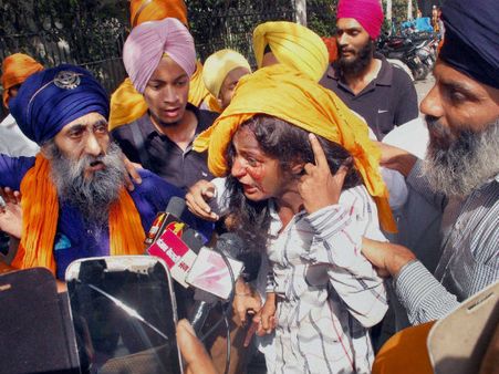 സുവര്‍ണ ക്ഷേത്രത്തില്‍ ഏറ്റുമുട്ടല്‍