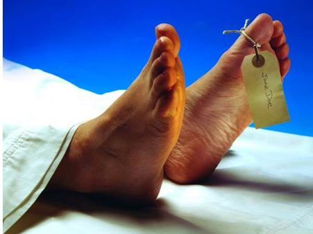 ശവപ്പെട്ടിക്ക് നീളം കുറവ്, ശവത്തിന്റെ കാലുമുറിച്ചു