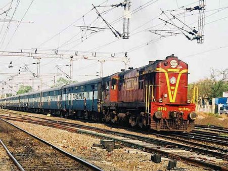 റെയില്‍വേ യാത്രാനിരക്കുകള്‍ കുത്തനെ കൂട്ടി