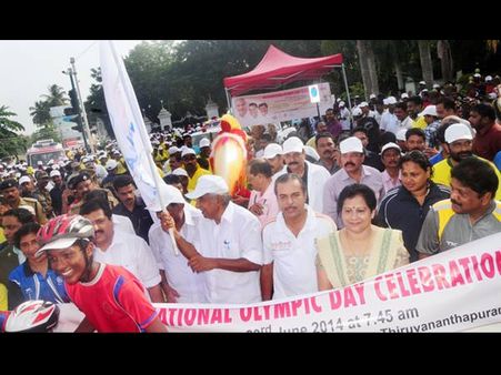 മുഖ്യനോടിയാല്‍ മഞ്ജു വാര്യര്‍ പോലും താരമല്ല, കാണൂ