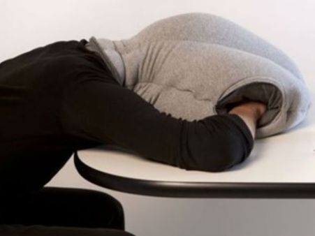 പ്രിന്‍സിപ്പാളിന് ഉറങ്ങാന്‍ പെണ്‍കുട്ടികളുടെ തലയിണ