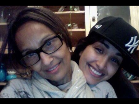 ജിയാഖാന്റെ അമ്മയ്‌ക്കെതിരെ 100 കോടിരൂപ മാനനഷ്ടക്കേസുമായി പഞ്ചോളി കുടുംബം