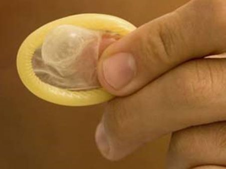 കോണ്ടത്തിനുള്ളില്‍ പണം തിരുകി വിദ്യാര്‍ത്ഥിനി പണം കടത്താന്‍ ശ്രമിച്ചു