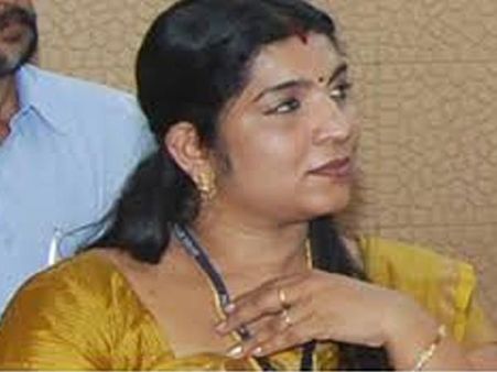 സരിതയുടെ വാഹനത്തിന് സൈഡ് നല്‍കാത്ത ടിപ്പര്‍ ഡ്രൈവര്‍ കസ്റ്റഡിയില്‍