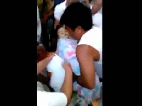 സ്വന്തം ശവസംസ്ക്കാരത്തിനിടെ കുഞ്ഞ് കണ്ണ് തുറന്നു, വീഡിയോ