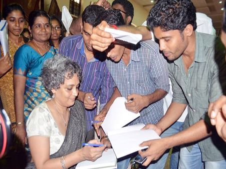 ഗാന്ധിജിയെ വിമര്‍ശിച്ച് വീണ്ടും അരുന്ധതി റോയ്