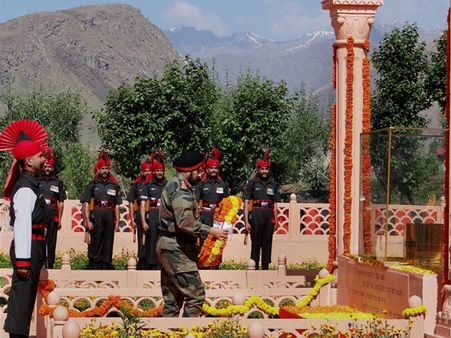 രാജ്യം കാര്‍ഗില്‍ രക്തസാക്ഷികളെ ആദരിച്ചു