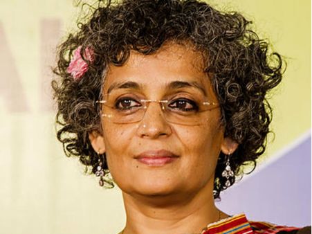 ഗാന്ധിവിരുദ്ധ പരമാര്‍ശം: അരുന്ധതി റോയിക്കെതിരെ കേസ്?