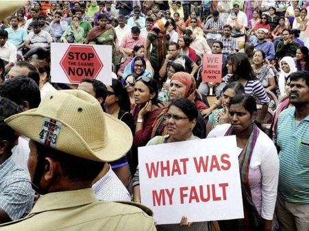 സ്‌പെല്ലിംഗ് തെറ്റിച്ച കുട്ടിയെ അടിച്ചു, ഇംഗ്ലീഷ് ടീച്ചര്‍ അറസ്റ്റില്‍