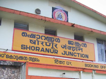 തിവണ്ടിക്ക് മേല്‍ സെല്‍ഫിയെടുക്കാന്‍ കയറി, ഷോക്കടിച്ചു
