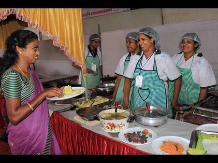 കുടുംബശ്രീ പ്രവര്‍ത്തകര്‍ക്കൊപ്പം പാട്ട് പാടി ചന്ദ്രലേഖ, കാണൂ