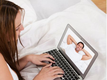 അബുദാബി:ചാറ്റിംഗിലൂടെ യുവാക്കളെ കുരുക്കുന്ന പെണ്‍ സംഘം