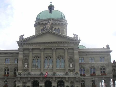 പാര്‍ലമെന്റില്‍ നിന്നും വനിതാ ജീവനക്കാരിയെടുത്ത നഗ്ന സെല്‍ഫി വൈറലായി