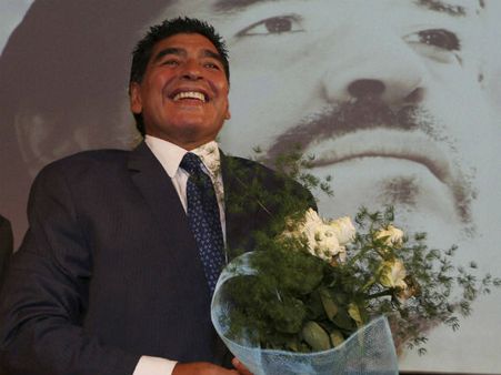 മറഡോണ മാധ്യമ പ്രവര്‍ത്തകന്റെ കരണത്തടിച്ചു... വീഡിയോ കാണാം