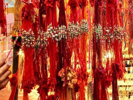 'സിഗ്നല്‍' തെറ്റിച്ചാല്‍ 'വനിതാ പോലീസ്' രാഖി കെട്ടും!