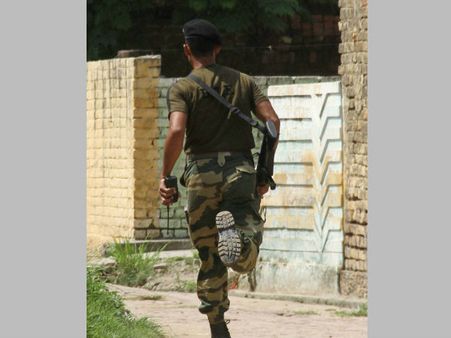 പാകിസ്താന്‍ രണ്ട് ഇന്ത്യക്കാരെ കൊന്നു; അതിര്‍ത്തിയില്‍ യുദ്ധാന്തരീക്ഷം