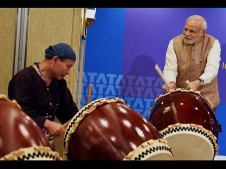 പ്രധാനമന്ത്രി നരേന്ദ്ര മോദി ഡ്രം വായിക്കുന്നത് കേള്‍ക്കൂ