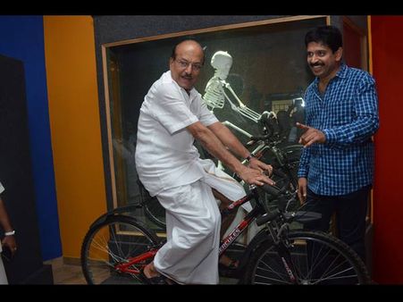 മാന്ത്രികക്കൊട്ടാരം തയ്യാര്‍, കാണാന്‍ കുഞ്ഞാലിക്കുട്ടിയെത്തി