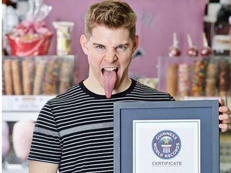 അതേ..എന്റെ നാക്കിനല്പം നീളം കൂടുതലാ