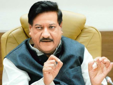 പൃഥ്വിരാജ് ഐസിയുവില്‍ കിടക്കുന്ന രോഗിയാണെന്ന് ശിവസേന