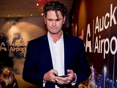 ജീവിക്കാന്‍ വേണ്ടി ക്രിസ് കെയ്ന്‍സ് ബസ് സ്റ്റാന്‍ഡ് കഴുകുന്നു!