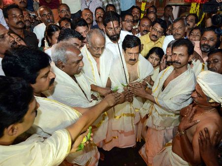 ഉടവാളേറ്റുവാങ്ങിയത് ചെന്നിത്തല, നവരാത്രി ഘോഷയാത്ര തുടങ്ങി, കാണൂ